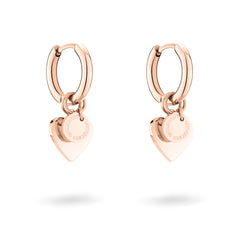 Die LIEBESKIND BERLIN Creole - Layered Love von Liebeskind Berlin in Roségold mit zarten Herzanhängern wird stilvoll auf weißem Hintergrund präsentiert.
