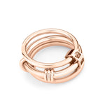 LIEBESKIND BERLIN The Layer-Ring, Größe 54: Moderner Ring aus Edelstahl in Roségold mit verschlungenen Bändern und geometrischem Akzent - stilvoller, langlebiger Schmuck von Liebeskind Berlin auf weißem Hintergrund.