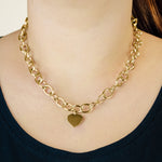 Die LIEBESKIND BERLIN Halskette - My Heart von Liebeskind Berlin ist eine goldfarbene Edelstahlkette mit Herzanhänger und lässt sich elegant zu dunkler Kleidung am Hals tragen.