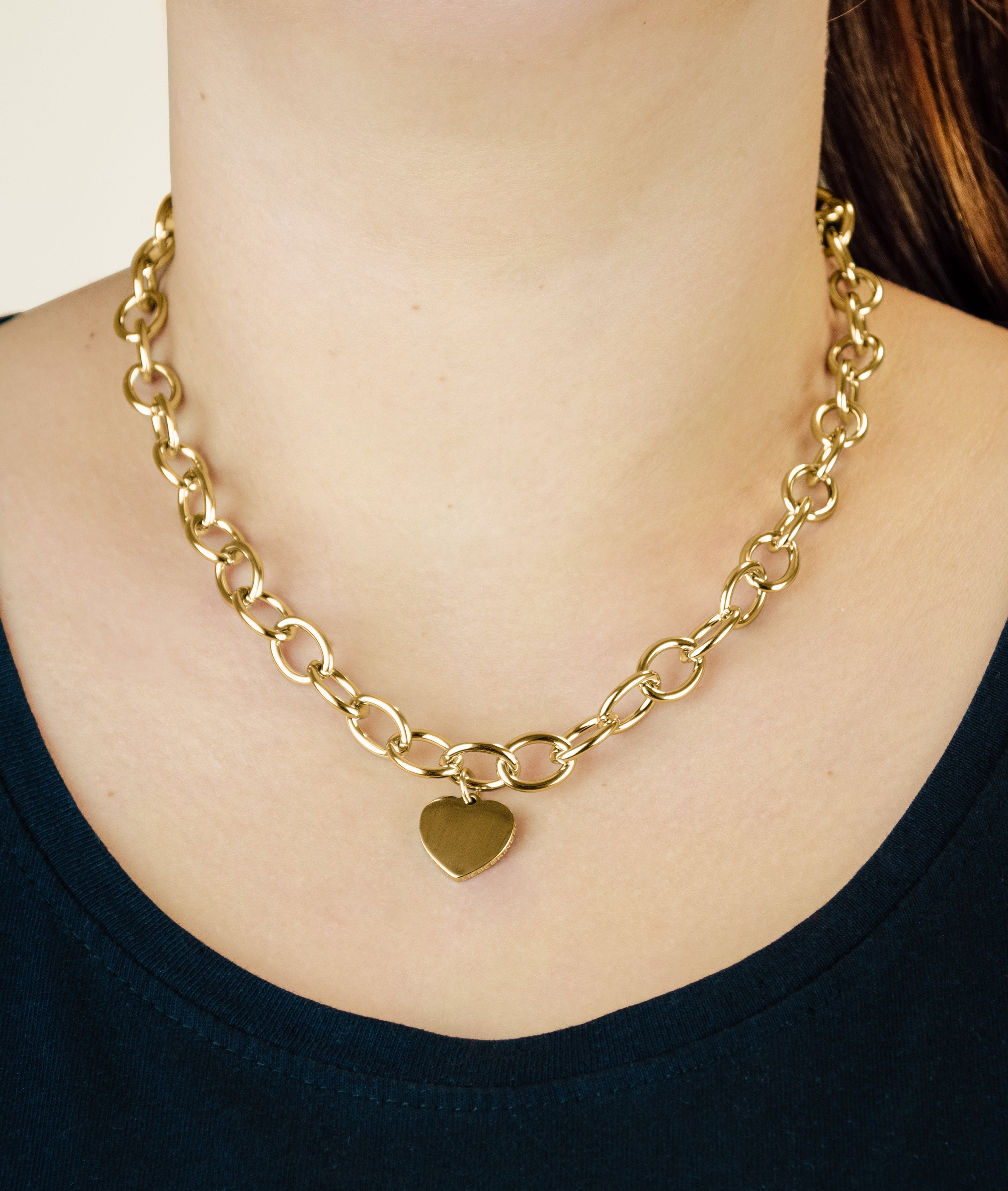 Die LIEBESKIND BERLIN Halskette - My Heart von Liebeskind Berlin ist eine goldfarbene Edelstahlkette mit Herzanhänger und lässt sich elegant zu dunkler Kleidung am Hals tragen.