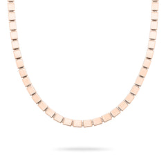 Die LIEBESKIND BERLIN Halskette - Plates von Liebeskind Berlin ist eine roségoldene Halskette mit quadratischen Gliedern für Damen Schmuck, die auf einem weißen Hintergrund mit einem weichen Schatten darunter abgebildet ist.