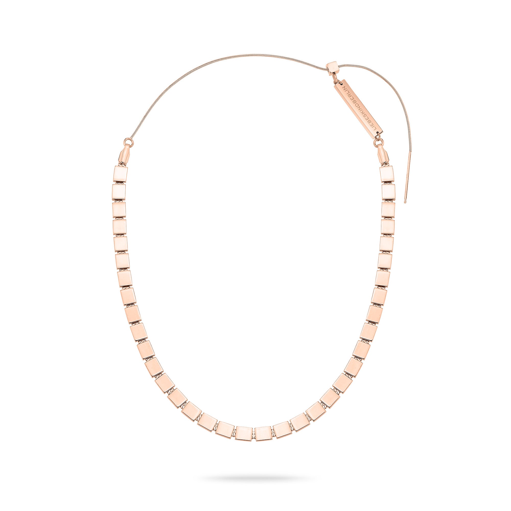 Die LIEBESKIND BERLIN Halskette - Plates von Liebeskind Berlin hat quadratische Glieder, eine dünne, verstellbare Kette und einen rechteckigen Anhänger. Perfekt als Damen Schmuck oder als schickes Halsband getragen. Auf weißem Hintergrund abgebildet.