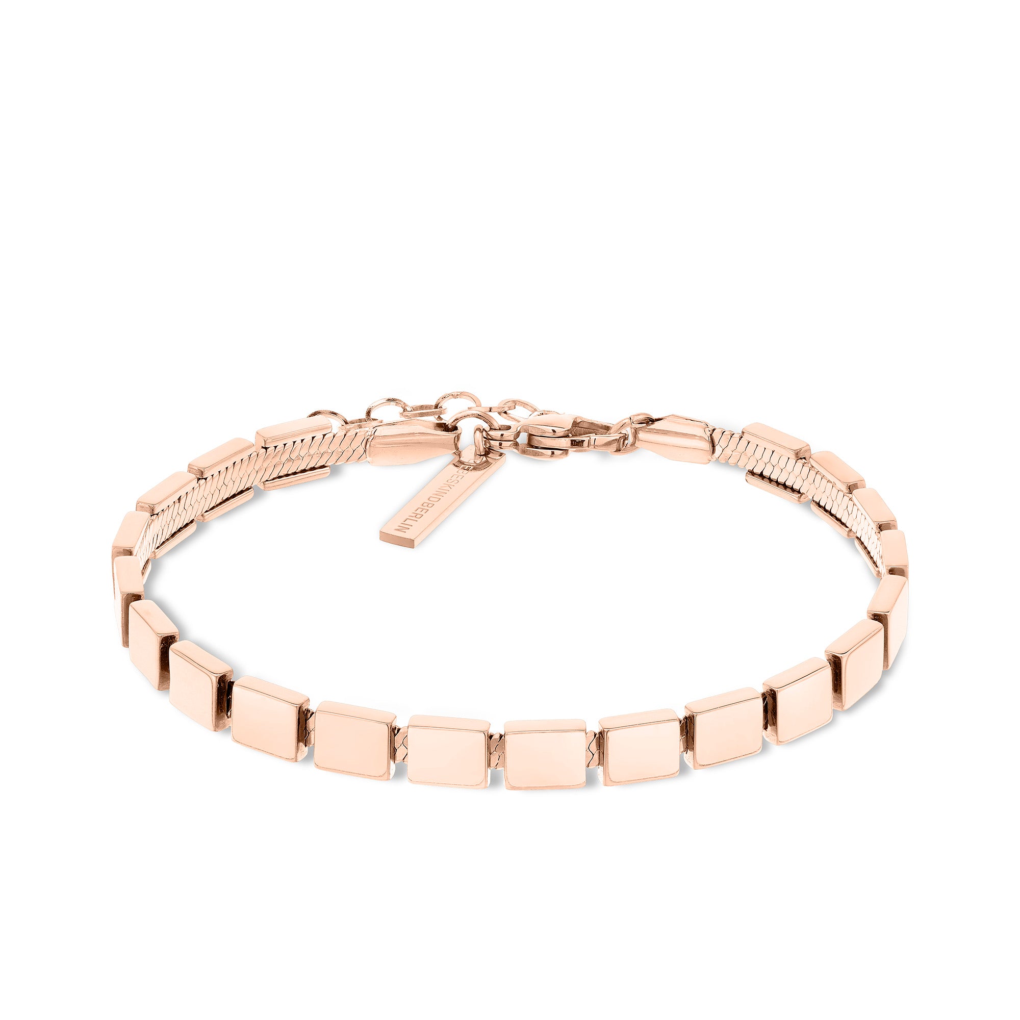 Schickes LIEBESKIND BERLIN Armband - Plates von Liebeskind Berlin in Roségold mit quadratischen Gliedern und einem Tag-Charm - ein urbaner Schmuckakzent, der sich auf weißem Grund präsentiert.