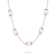 LIEBESKIND BERLIN Halskette - Glass Heart von Liebeskind Berlin mit fünf klaren, herzförmigen Anhängern an einer roségoldenen Kette ist das perfekte Schmuckstück für Damen - hier auf weißem Hintergrund.