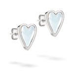 Liebeskind Berlin Ohrstecker - Glass Heart: Herzförmige Silber-Stud-Ohrringe mit irisierendem weißen Zentrum, elegant designt und perfekt als stilvolles Accessoire vor weißem Hintergrund.