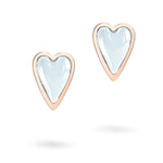 Die Liebeskind Berlin Glass Heart Ohrstecker haben ein herzförmiges Design aus Roségold mit glänzend weißer Emaille auf weißem Hintergrund.