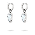 Die Ohrringe LIEBESKIND BERLIN Creole - Glass Heart von Liebeskind Berlin mit Herzanhängern aus klarem Glas auf weißem Grund sind eine elegante Accessoire-Wahl.