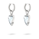 Die Ohrringe LIEBESKIND BERLIN Creole - Glass Heart von Liebeskind Berlin mit Herzanhängern aus klarem Glas auf weißem Grund sind eine elegante Accessoire-Wahl.