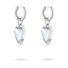 Die Ohrringe LIEBESKIND BERLIN Creole - Glass Heart von Liebeskind Berlin mit Herzanhängern aus klarem Glas auf weißem Grund sind eine elegante Accessoire-Wahl.