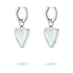 LIEBESKIND BERLIN Creole - Glasherz-Ohrringe von Liebeskind Berlin mit baumelnden weißen Herzanhängern auf weißem Hintergrund für einen eleganten Look.