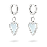 LIEBESKIND BERLIN Creole - Glass Heart Ohrringe von Liebeskind Berlin sind silberne Creolen mit glänzenden Herzanhängern aus Glas, die sich elegant auf weißem Grund präsentieren.