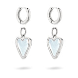 LIEBESKIND BERLIN Creole - Glass Heart Ohrringe von Liebeskind Berlin sind silberne Creolen mit glänzenden Herzanhängern aus Glas, die sich elegant auf weißem Grund präsentieren.
