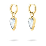 LIEBESKIND BERLIN Creole - Glasherz-Ohrringe von Liebeskind Berlin, mit klaren herzförmigen Glasanhängern an goldenen Reifen, die sich vor einem weißen Hintergrund präsentieren.