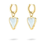 Liebeskind Berlin Creole - Glasherz-Ohrringe mit baumelnden weißen Herzanhängern auf weißem Hintergrund.