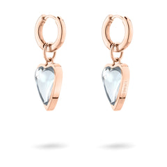 LIEBESKIND BERLIN Creole - Glass Heart von Liebeskind Berlin: stilvolle Creolen in Roségold mit klaren Glasherz-Anhängern, präsentiert auf weißem Hintergrund.