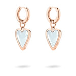 Die LIEBESKIND BERLIN Creole - Glass Heart Ohrringe von Liebeskind Berlin bestehen aus roségoldenen Creolen mit baumelnden weißen Glasherzen, die sich elegant von einem weißen Hintergrund abheben.