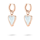 Die LIEBESKIND BERLIN Creole - Glass Heart Ohrringe von Liebeskind Berlin bestehen aus roségoldenen Creolen mit baumelnden weißen Glasherzen, die sich elegant von einem weißen Hintergrund abheben.