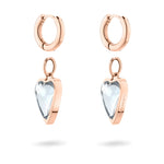 LIEBESKIND BERLIN Creole - Glasherz-Ohrringe von Liebeskind Berlin. Die Ohrringe aus Roségold mit baumelnden, klaren Herzanhängern werden elegant vor einem weißen Hintergrund in Szene gesetzt.