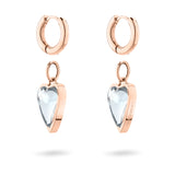LIEBESKIND BERLIN Creole - Glasherz-Ohrringe von Liebeskind Berlin. Die Ohrringe aus Roségold mit baumelnden, klaren Herzanhängern werden elegant vor einem weißen Hintergrund in Szene gesetzt.