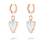 LIEBESKIND BERLIN Creole - Glasherz-Ohrringe von Liebeskind Berlin mit weißen Herzanhängern, elegant dargestellt auf weißem Hintergrund.