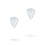 Der LIEBESKIND BERLIN Ohrstecker - Glasherz von Liebeskind Berlin besticht durch sein charmantes Herzdesign in glänzendem Silber auf weißem Hintergrund.
