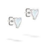 LIEBESKIND BERLIN Ohrstecker - Glass Heart von Liebeskind Berlin: herzförmige Silberohrringe mit leuchtend hellblauem Zentrum auf weißem Grund.