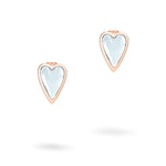 Liebeskind Berlin Glasherz Ohrstecker: Roségoldfarbene, herzförmige Ohrstecker mit silbernem, glänzendem Zentrum auf weißem Hintergrund.