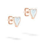 Die LIEBESKIND BERLIN Ohrstecker - Glass Heart von Liebeskind Berlin bestechen durch ihr Herz-Design mit glänzend hellblauem Zentrum und werden stilvoll auf weißem Hintergrund präsentiert.