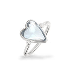 Der LIEBESKIND BERLIN Ring - Glass Heart von Liebeskind Berlin besteht aus einem silbernen Band mit einem herzförmigen Herzdetail aus durchscheinendem Glas auf weißem Grund - ein elegantes Schmuckstück für jeden Anlass.