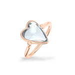Der LIEBESKIND BERLIN Ring - Glass Heart von Liebeskind Berlin zeigt einen klaren, herzförmigen Glas-Edelstein auf einem schlanken Band - ein zeitloses Accessoire auf weißem Hintergrund.