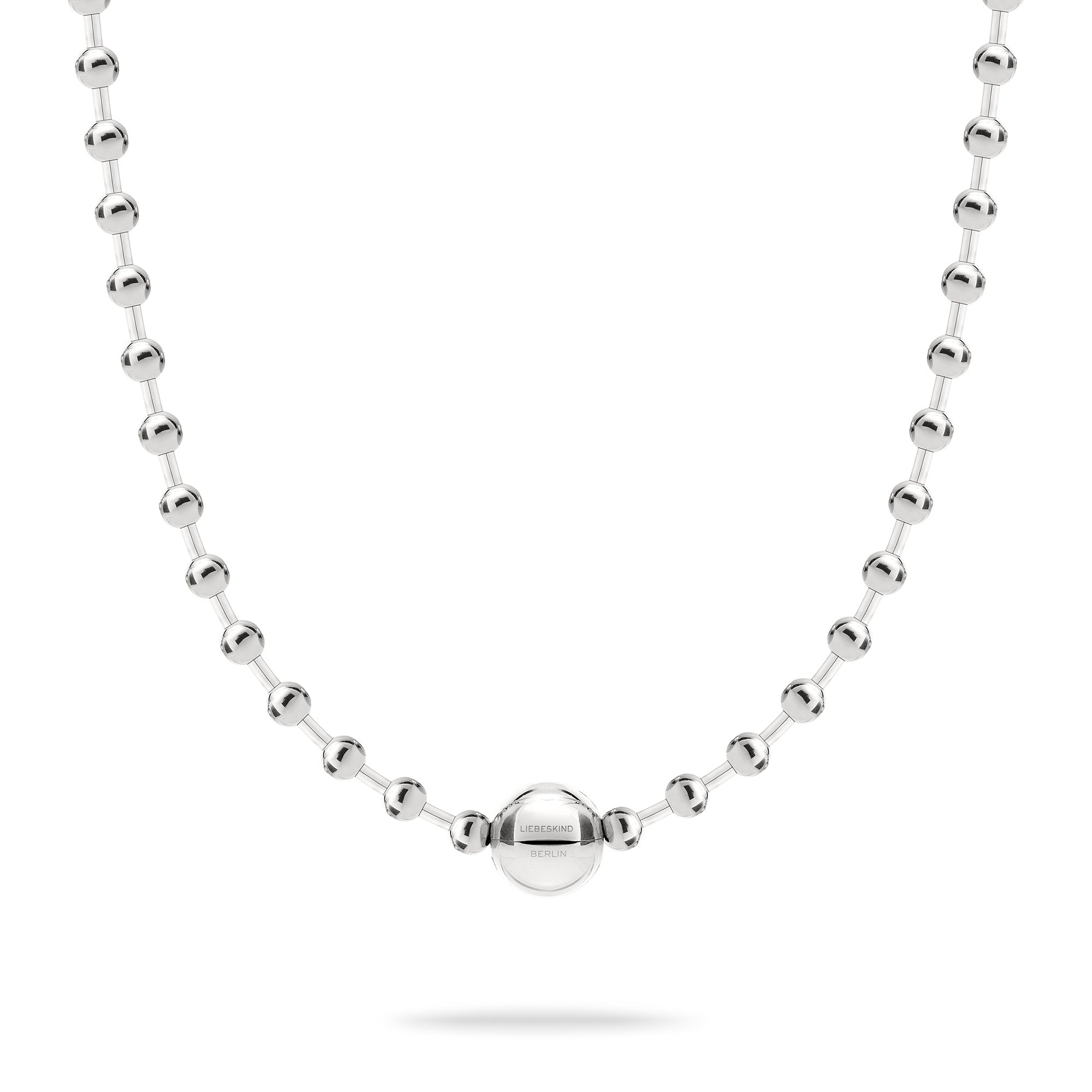 Minimalistische LIEBESKIND BERLIN Halskette "Steel Ball" mit Silberperlen und graviertem Mittelstück von Liebeskind Berlin. Der Kugelverschluss bietet eleganten, sicheren Halt auf weißem Hintergrund.