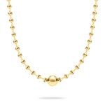 Die Liebeskind Berlin Steel Ball Halskette besteht aus goldenen Perlen mit einer größeren zentralen Perle, eingraviertem Logo und Kugelverschluss auf weißem Hintergrund.