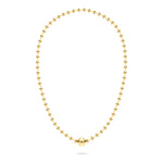 LIEBESKIND BERLIN Halskette - Stahlkugel von Liebeskind Berlin: Eine minimalistische goldene Perlenkette mit einer runden zentralen Perle und einem Kugelverschluss auf weißem Hintergrund, inspiriert von zeitlosen Liebeskind Berlin Designs.