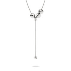 Die LIEBESKIND BERLIN Halskette - Steel Ball besteht aus fünf polierten Metallperlen an einer zarten Y-Kette - drei am oberen Ende und zwei am unteren Ende. Dieses subtile und doch auffällige Stück ist von Liebeskind Berlin.