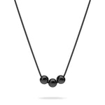 LIEBESKIND BERLIN Halskette - Steel Ball: Minimalistische schwarze Kordelkette von Liebeskind Berlin mit drei glänzenden schwarzen Perlen, die gleichmäßig in der Mitte angeordnet sind.
