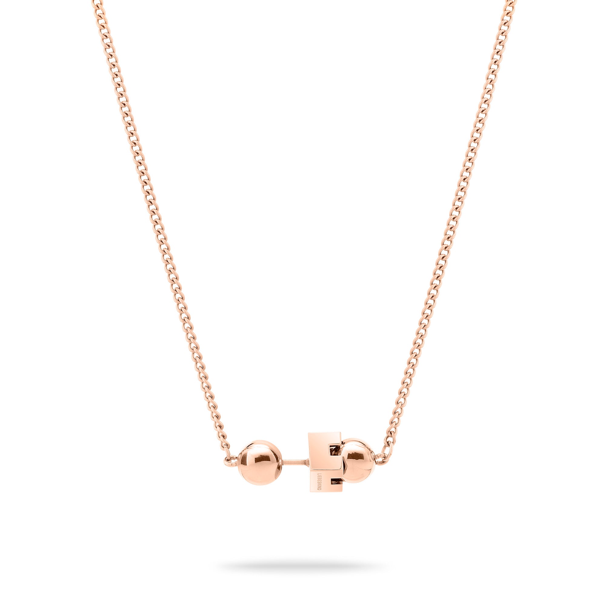 Die roségoldene LIEBESKIND BERLIN Halskette - Steel Ball von Liebeskind Berlin ist ein minimalistischer, geometrischer Anhänger mit einer Kugel und einem Würfel.