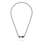 Die LIEBESKIND BERLIN Halskette - Steel Ball von Liebeskind Berlin ist eine dünne schwarze Halskette mit minimalistischem Design und geometrischem Verschluss auf weißem Grund.