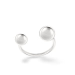 Der LIEBESKIND BERLIN Ring - Steel Ball von Liebeskind Berlin ist ein silberner, offener Ring mit zwei unterschiedlich großen, polierten Kugeln an den Enden - modern präsentiert auf weißem Hintergrund.