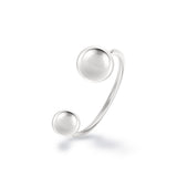 Der LIEBESKIND BERLIN Ring - Steel Ball von Liebeskind Berlin ist ein moderner, offener Ring mit zwei polierten Kugeln an den Enden - elegantes Design, präsentiert auf weißem Hintergrund.