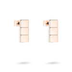 Liebeskind Berlin Ohrring - Teller: Minimalistisches Design aus drei gestapelten Quadratblöcken in Roségold, geometrisch und stilvoll vor weißem Hintergrund präsentiert.