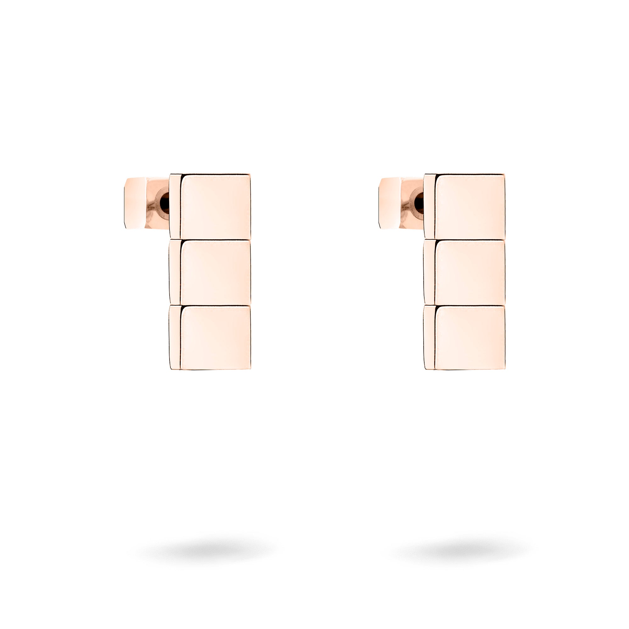Liebeskind Berlin Ohrring - Teller: Minimalistisches Design aus drei gestapelten Quadratblöcken in Roségold, geometrisch und stilvoll vor weißem Hintergrund präsentiert.