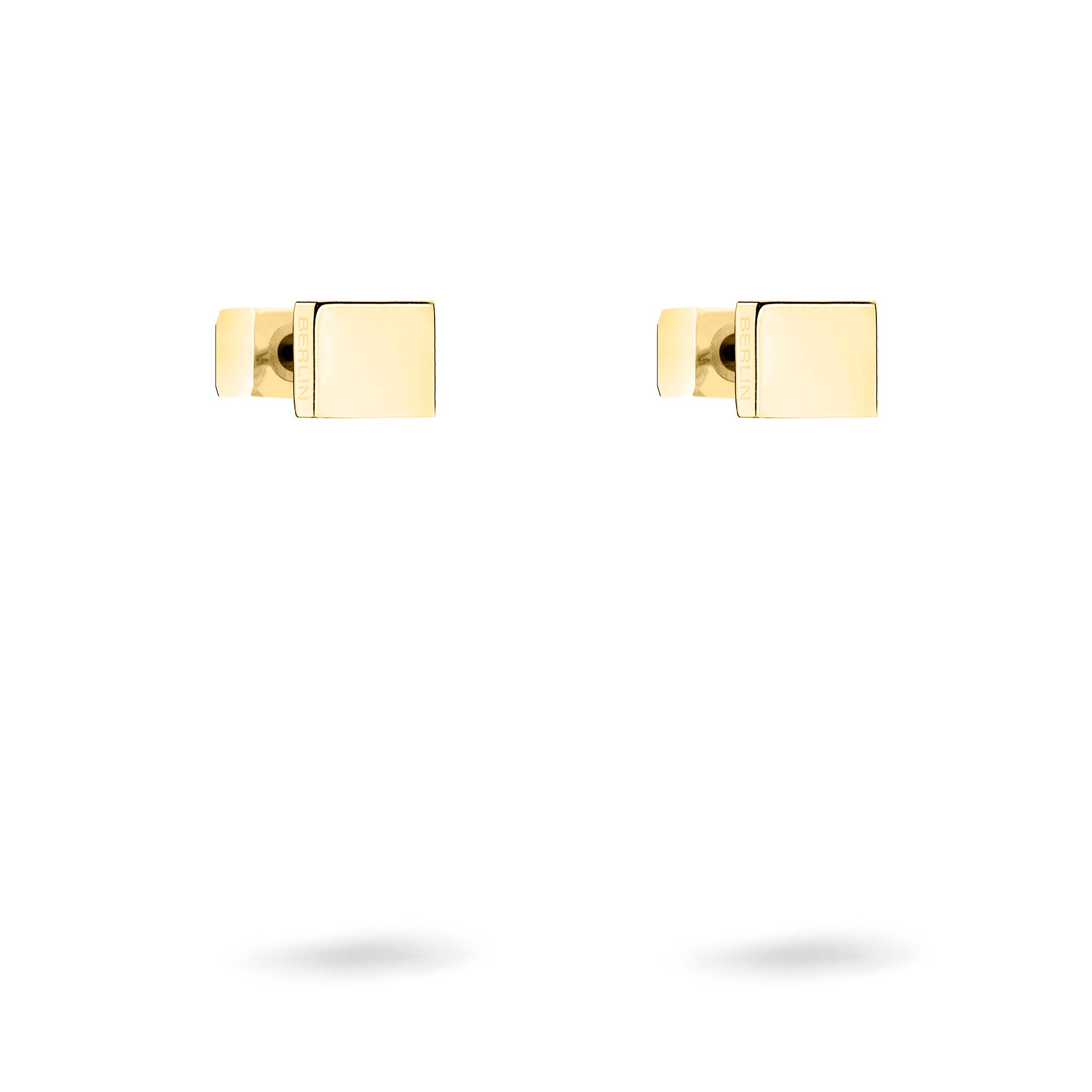 Ein Paar kleiner, goldener Liebeskind Berlin Ohrring - Plates von Liebeskind Berlin ruht auf einem weißen Hintergrund mit weichen Schatten - ideal für alle, die minimalistischen Schmuck lieben.