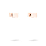 Ein Paar kleine, rechteckige Liebeskind Berlin Ohrring - Plates in Roségold auf weißem Grund - perfekt für Fans von minimalistischem Schmuck.