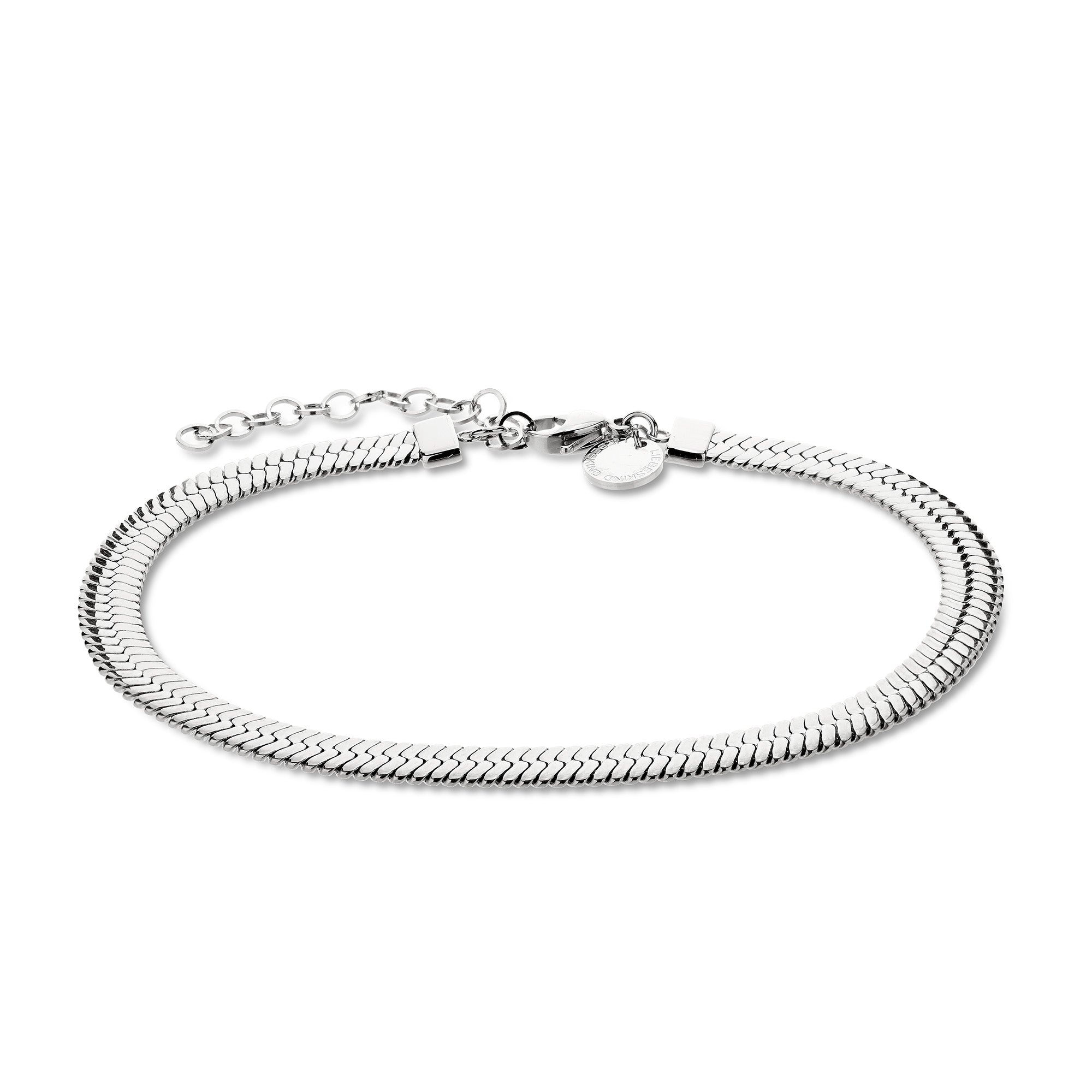 Die Liebeskind Berlin Fußkette - The Sleek ist eine silberne Fischgrätenkette mit verstellbarem Verschluss und einem kleinen runden Anhänger, der den charakteristischen Stil der Marke widerspiegelt. Abgebildet auf einem weißen Hintergrund.