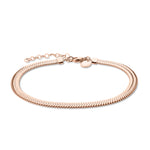 Die Liebeskind Berlin Fußkette - The Sleek verfügt über eine roségoldene Fischgrätenkette mit einem verstellbaren Verschluss und einem runden Anhänger, der elegant auf weißem Hintergrund gestaltet ist - perfekt als schicke Damen Edelstahl Fußkette.