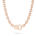 Die Liebeskind Berlin Halskette - The D-Link Statement ist eine grobe Gliederkette in Roségold mit GG Logo-Verschluss - ein eleganter Damenschmuck von Liebeskind Berlin, präsentiert auf weißem Hintergrund.