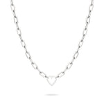 Liebeskind Berlin Halskette - In Liebe: Silberne Halskette mit länglichen Gliedern und minimalistischem Herzanhänger, ausgestellt auf Weiß - ein ideales Geschenk.