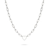 Liebeskind Berlin Halskette - In Liebe: Silberne Halskette mit länglichen Gliedern und minimalistischem Herzanhänger, ausgestellt auf Weiß - ein ideales Geschenk.