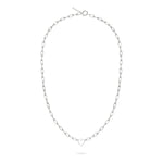 Die Liebeskind Berlin Halskette - In Liebe besteht aus einer Silberkette mit länglichen Gliedern und einem kleinen Herzanhänger. Ein elegantes Geschenk aus der Liebeskind Berlin Kollektion.