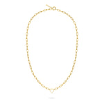 Die Liebeskind Berlin Halskette - In Liebe besteht aus ovalen Gliedern und einem kleinen Herzanhänger auf weißem Grund - ein zeitloses Stück von Liebeskind Berlin, das sich perfekt als Geschenk für einen besonderen Menschen eignet.